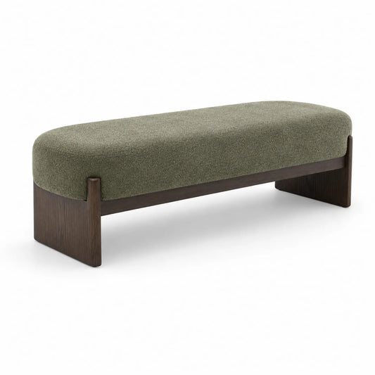 Hocker aus Bouclé Stoff mit Walnussholzgestell